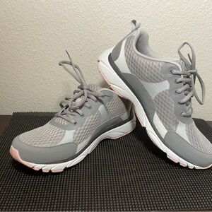 NWOT Women’s Vionic Gray 8.5 First Ray Technology Shoes.